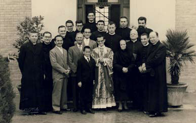 Il neo sacerdote con alcuni famigliari, presbiteri e amici di seminario