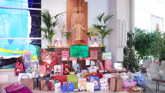 i regali dei bambini per i poveri del Centro aiuto alla Vita (Chiesa eucaristica)