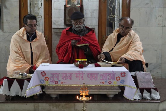 Padre Avinash celebra con P.Matteo e P.Francis nell'ashram di Kurukshetra