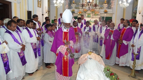 Esequie di Fr. Avinash celebrate in India a Sardhana, presso la Basilica Santuario della Madonna delle Grazie, presiedute dal Rev. Francis Kalist, e con la presenza di Padre Matteo