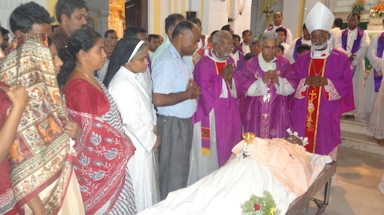 Esequie di Fr. Avinash celebrate a Sardhana, con la presenza di Padre Matteo